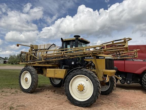 Image of Ag-Chem RoGator 1254 equipment image 2