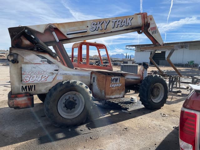 Image of Skytrak 8042 equipment image 2