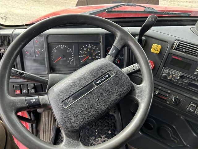 Image of Volvo VNL64T300 equipment image 2