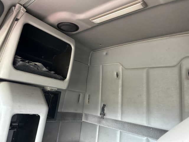 Image of Volvo VNL64T300 equipment image 4