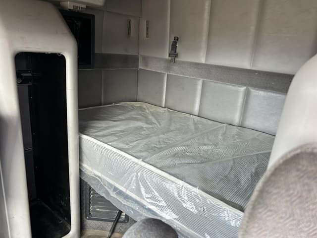 Image of Volvo VNL64T300 equipment image 3