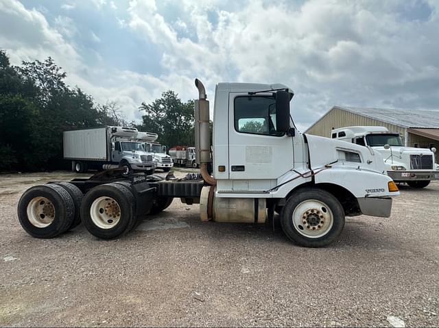 Image of Volvo VNL64T300 equipment image 3