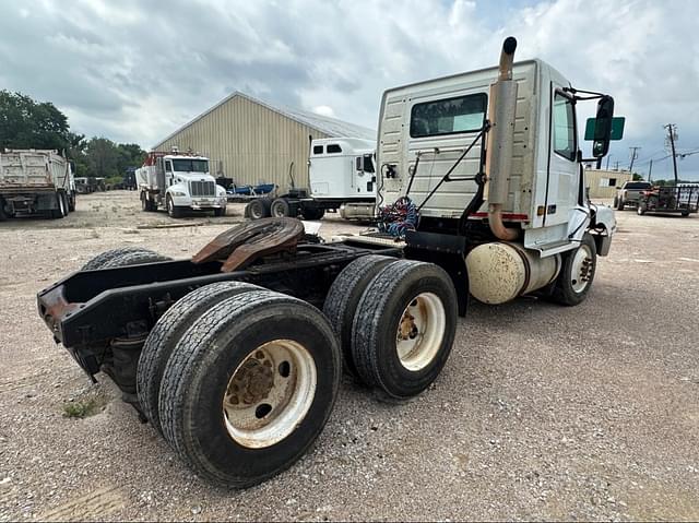 Image of Volvo VNL64T300 equipment image 4