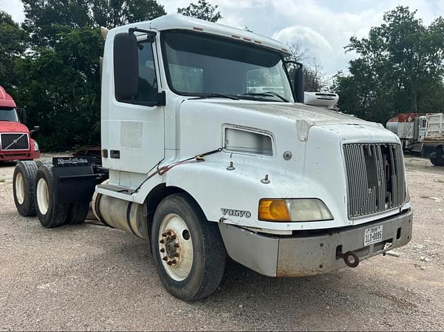 Image of Volvo VNL64T300 equipment image 2