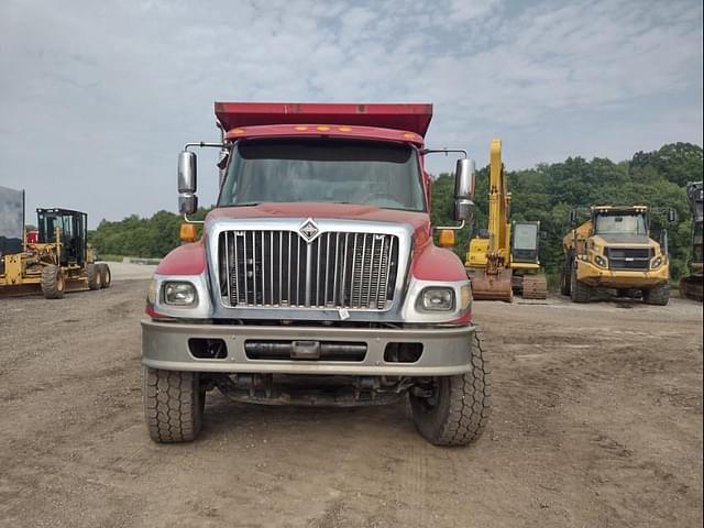 Image of International 7400 equipment image 1