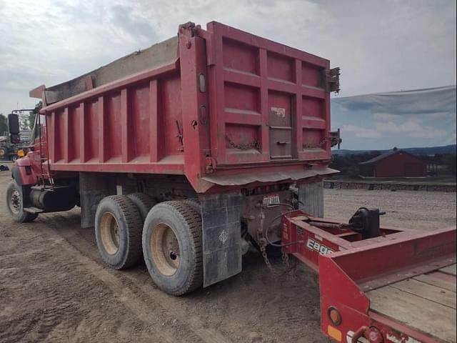 Image of International 7400 equipment image 4