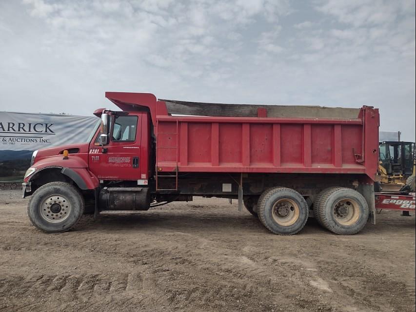 Image of International 7400 Primary image