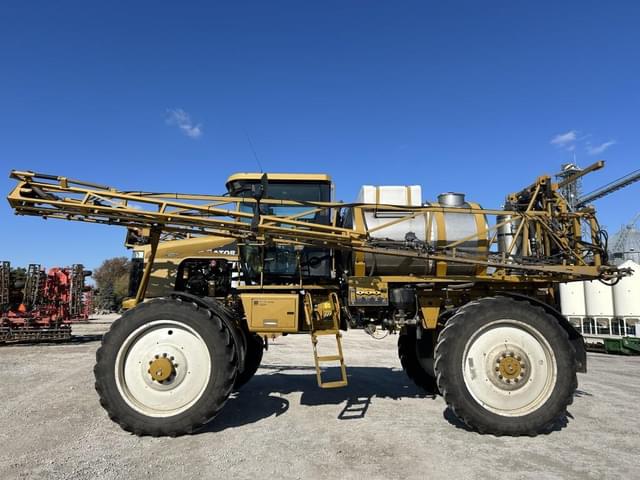 Image of Ag-Chem RoGator 1064 equipment image 2