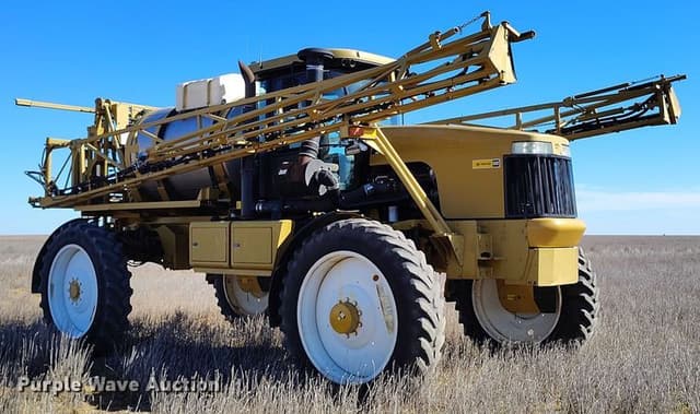 Image of Ag-Chem RoGator 1264 equipment image 2