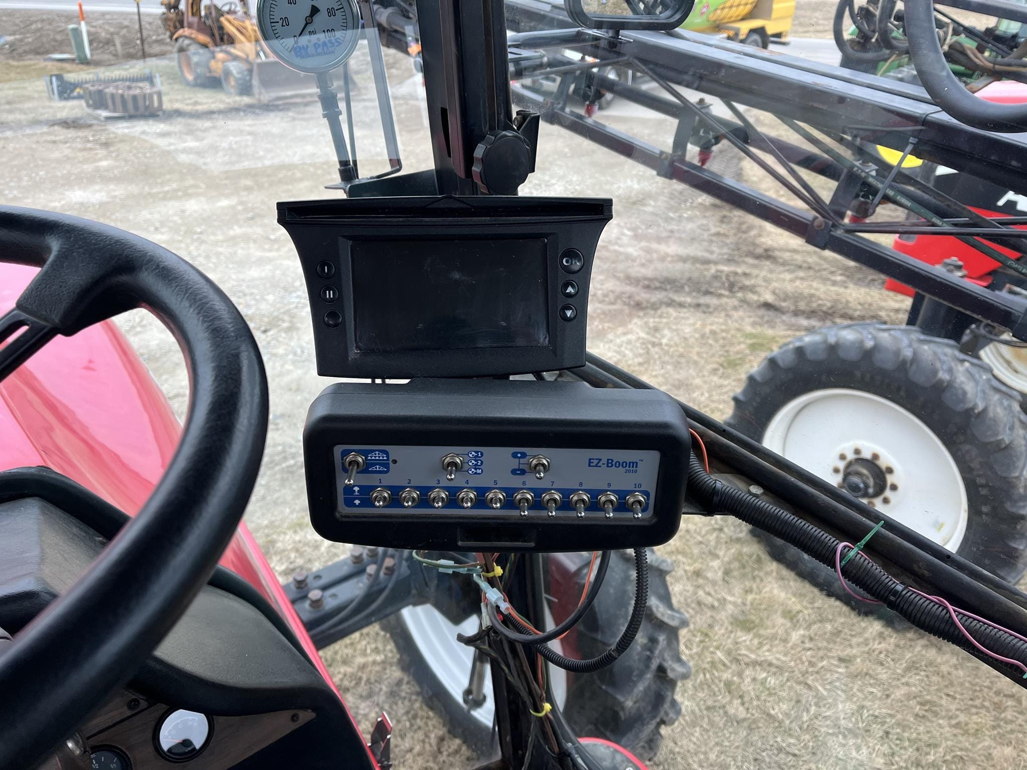 2004 Apache 850 Equipment Image0