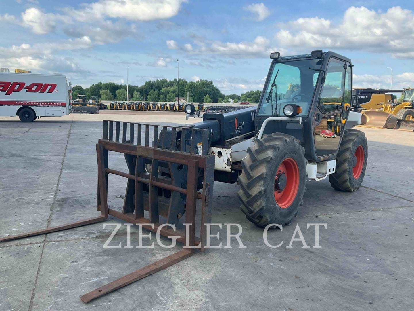 2004 Bobcat V723 Equipment Image0