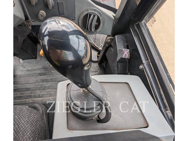 Image of Caterpillar 924G equipment image 2