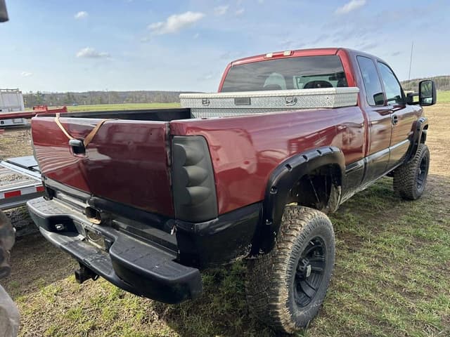 Image of Chevrolet 2500HD equipment image 2