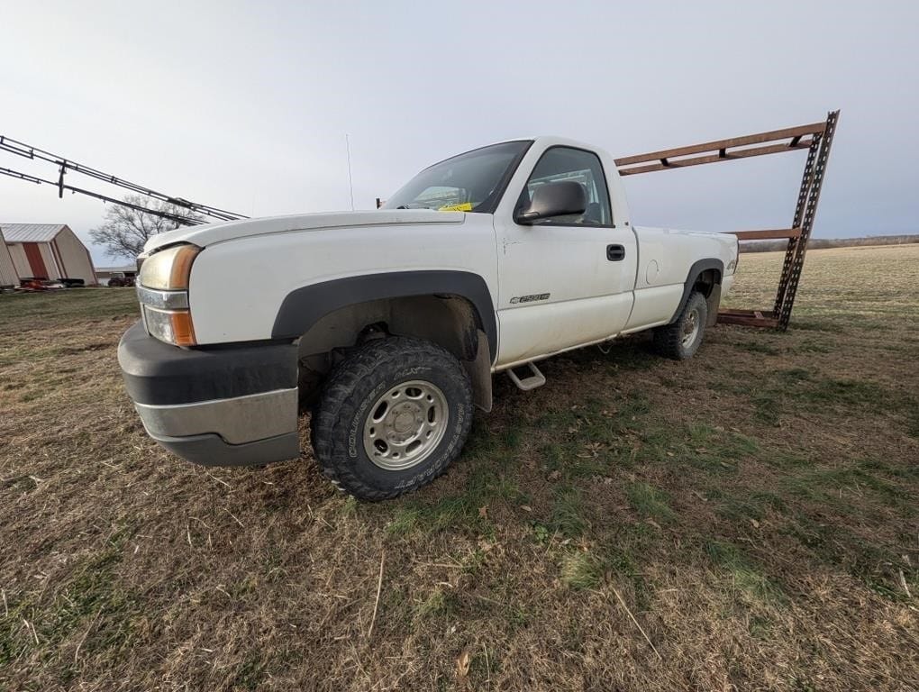 2004 Chevrolet 2500HD Equipment Image0