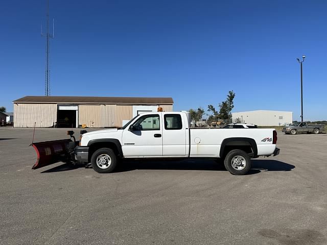 Image of Chevrolet 2500HD equipment image 2