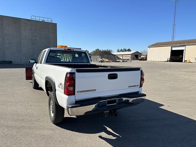 Image of Chevrolet 2500HD equipment image 3