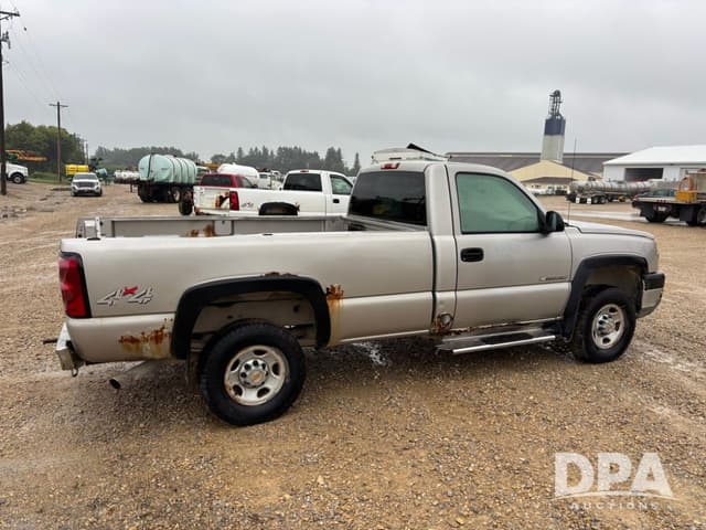 Image of Chevrolet 2500HD equipment image 3