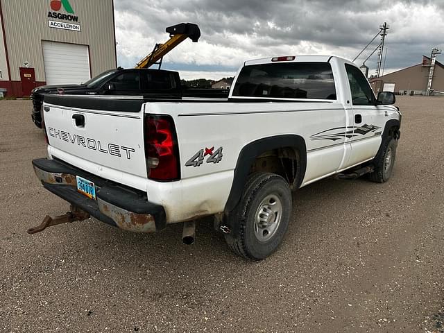 Image of Chevrolet 2500HD equipment image 3