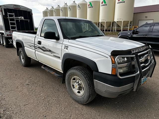 Image of Chevrolet 2500HD equipment image 4