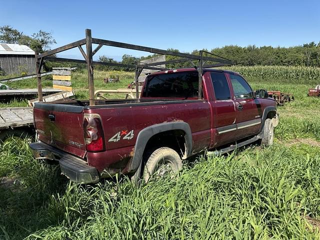 Image of Chevrolet 2500HD equipment image 3