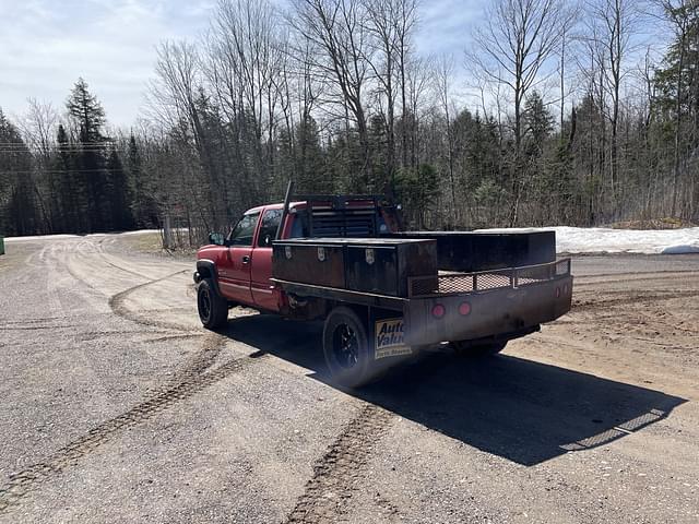 Image of Chevrolet 2500HD equipment image 3