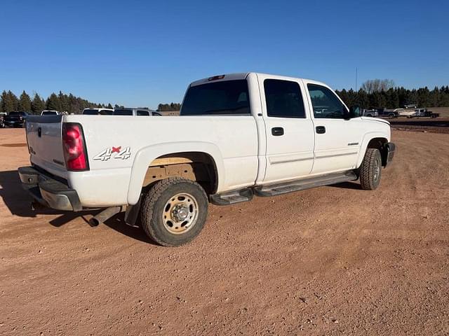 Image of Chevrolet 2500HD equipment image 3