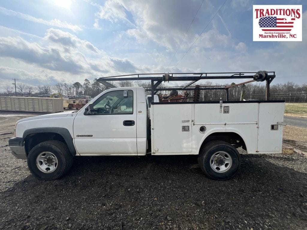 2004 Chevrolet 2500HD Equipment Image0