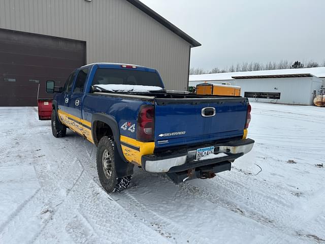 Image of Chevrolet 2500HD equipment image 3