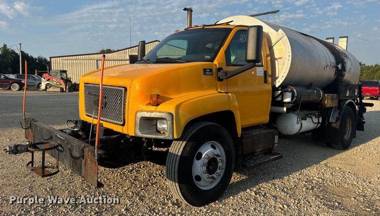 2004 Chevrolet C7500 Equipment Image0