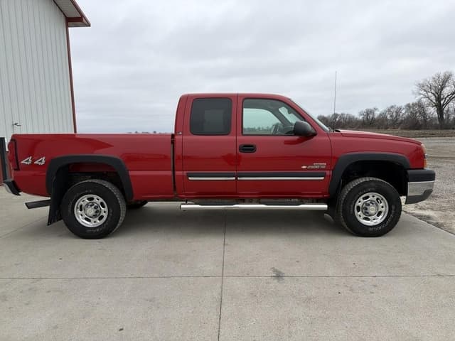 Image of Chevrolet 2500HD equipment image 3