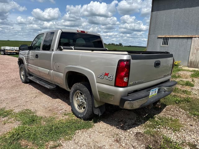 Image of Chevrolet 2500HD equipment image 1