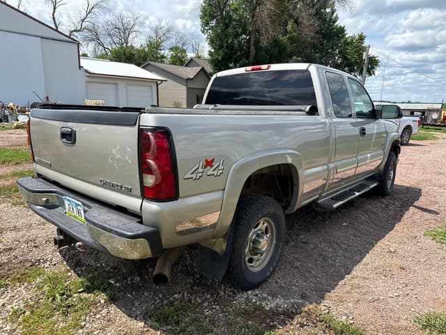 Image of Chevrolet 2500HD equipment image 2