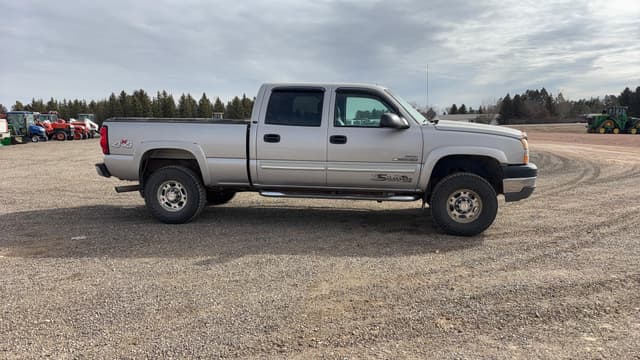 Image of Chevrolet 2500HD equipment image 3