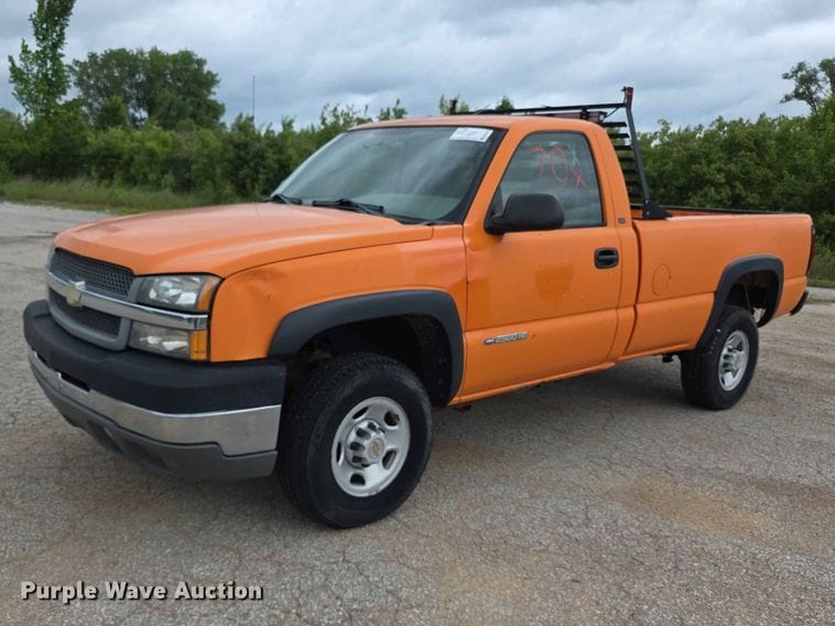 2004 Chevrolet 2500HD Equipment Image0