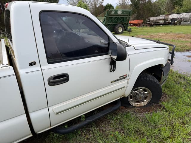 Image of Chevrolet 2500HD equipment image 4