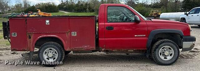 Image of Chevrolet 2500HD equipment image 3