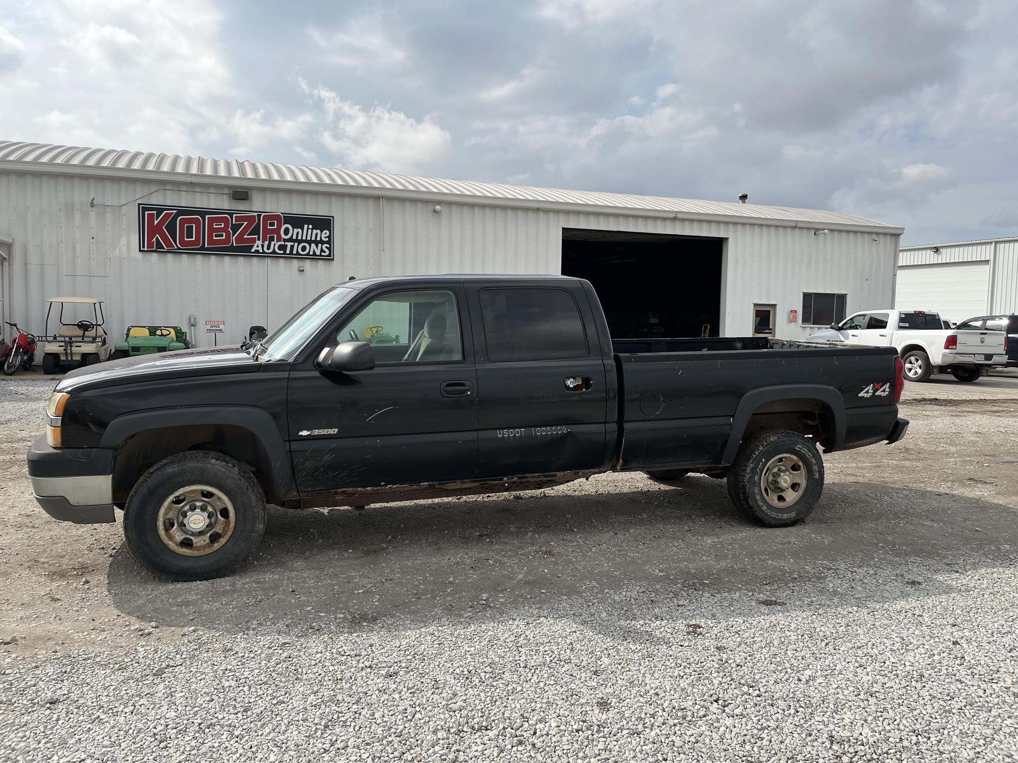 2004 Chevrolet 3500 Equipment Image0