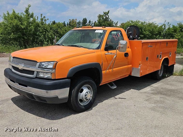 2004 Chevrolet 3500 Equipment Image0