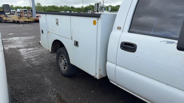 Image of Chevrolet 2500HD equipment image 3