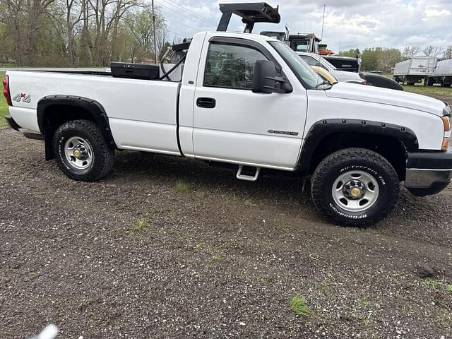 Image of Chevrolet 2500HD equipment image 2