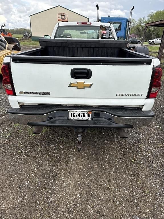 Image of Chevrolet 2500HD equipment image 3