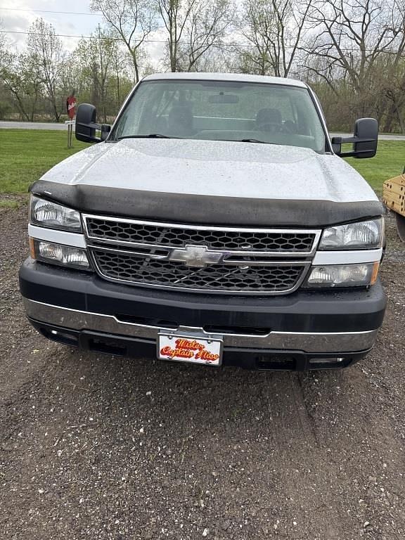 Image of Chevrolet 2500HD equipment image 1
