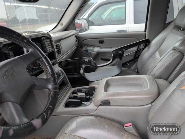 Image of Chevrolet 2500HD equipment image 4