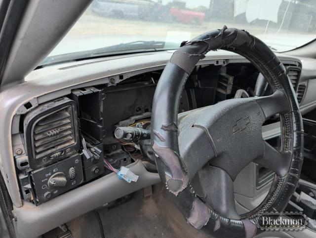 Image of Chevrolet 2500HD equipment image 3