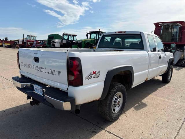 Image of Chevrolet 2500HD equipment image 2