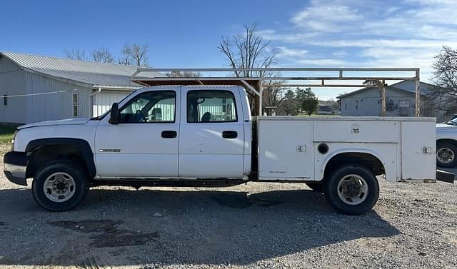 Image of Chevrolet 2500HD equipment image 2