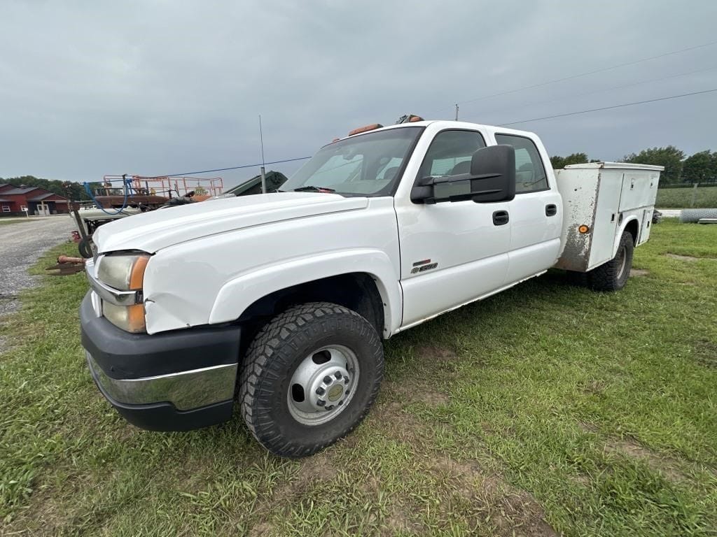 2004 Chevrolet 3500 Equipment Image0