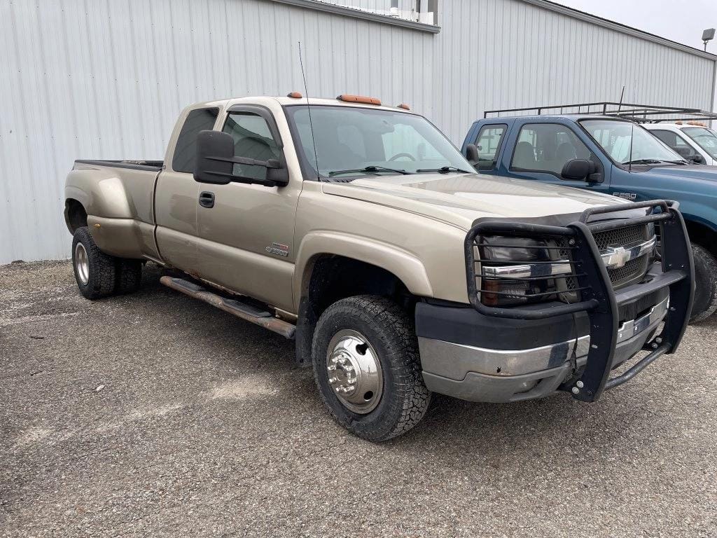 2004 Chevrolet 3500 Equipment Image0