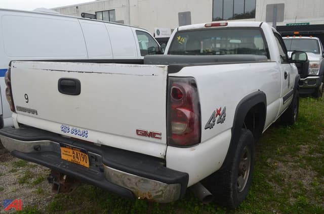 Image of Chevrolet 2500HD equipment image 1