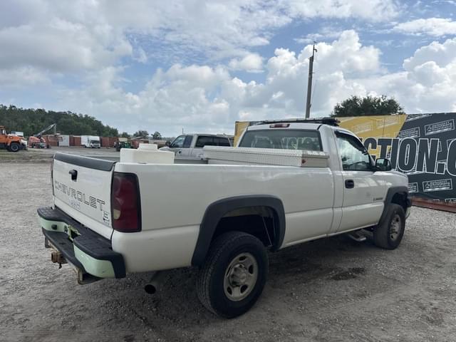 Image of Chevrolet 2500HD equipment image 2